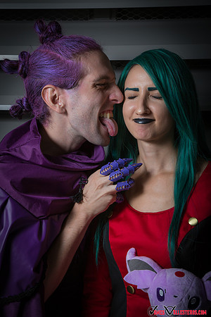 Haunter (@hollow.rob) and Sabrina (@nessa_queen_alien)